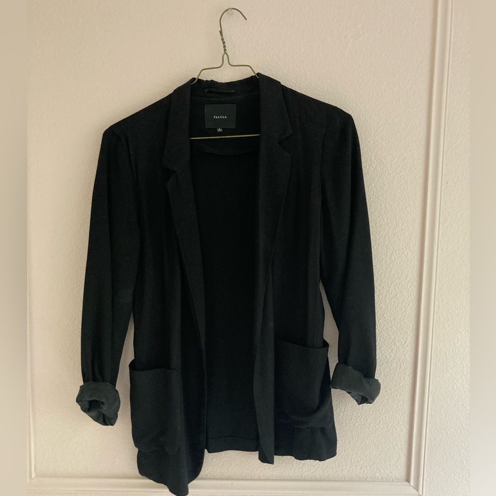 Aritzia Brand TALULA relaxed black blazer. Size 6. Good condition.